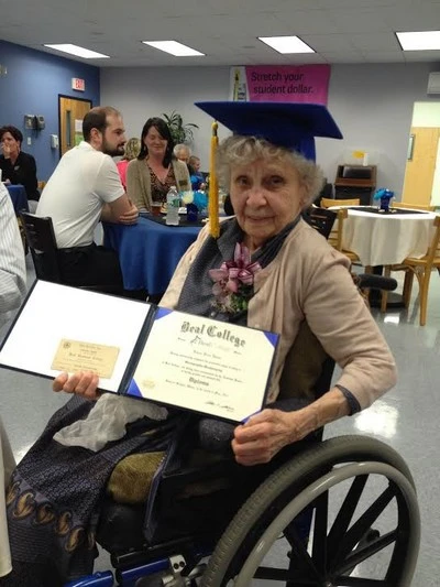 Bà White hạnh phúc với tấm bằng tốt nghiệp ở tuổi 99