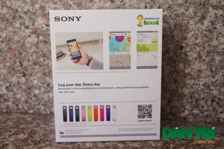 Với mặt sau là thông tin về sản phẩm, máy có đến 9 màu sắc để người dùng lựa chọn