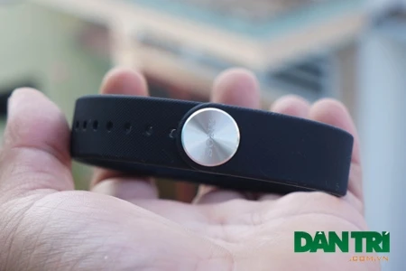 Vòng tay SmartBand được thiết kế bằng chất liệu cao su dẻo