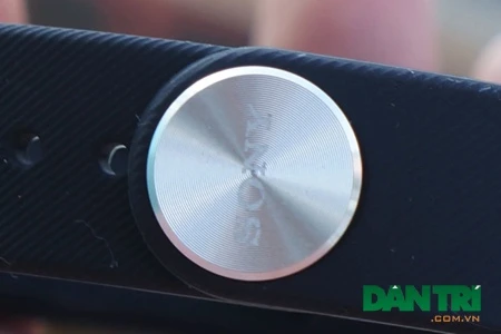 Chỉ có nút khoá sử dụng chất liệu kim loại với logo Sony