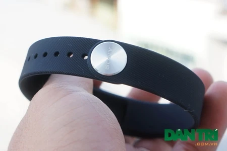 Lớp cao su này khá bám bụi, nên người dùng phải thường xuyên lau chùi