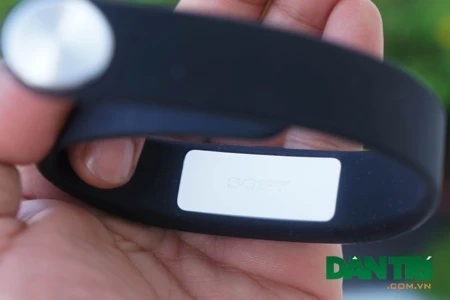 Sau khi gắn, vòng đeo tay SmartBand trở thành môt thiết bị y tế thực thụ