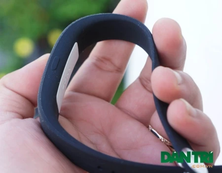 Có một phím bấm nguồn ở cạnh và không có màn hình