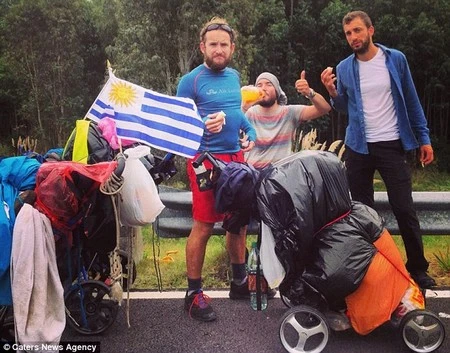 Nhóm bạn xuất phát với 3 thành viên, trước khi Ben Olsen gia nhập sau đó vài tuần