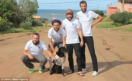 Chú chó Jefferson gia nhập đoàn đi khi cả 4 đang băng qua Uruguay