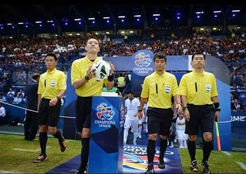 Trọng tài Sato (ôm bóng) sẽ cầm còi trên sân Gò Đậu chiều nay. Ảnh: AFC. trong-tai-4641-1402531360.jpg