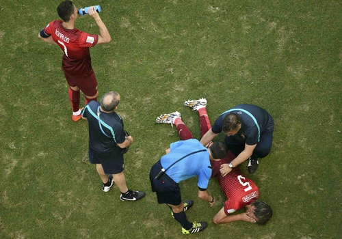Ronaldo mất đối tác ăn ý ở đội tuyển Bồ Đào Nha ảnh 2 Ronaldo-v-Coentrao-9778-1403057078.jpg