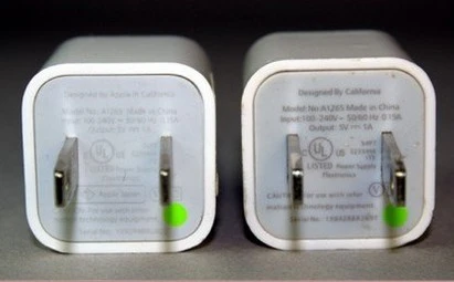 Cục sạc iPhone chính hãng (trái) và hàng nhái không có sự khác biệt&nbsp;