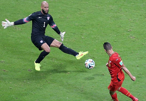 Howard dùng mọi bộ phận che chắn cho khung thành Mỹ. Ảnh:EPA. 1-5072-1404263302.jpg