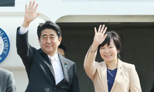 Thủ tướng Abe và phu nhân Akie rời Tokyo bắt đầu chuyến công du châu Đại Dương vào hôm qua. Ảnh: AFP