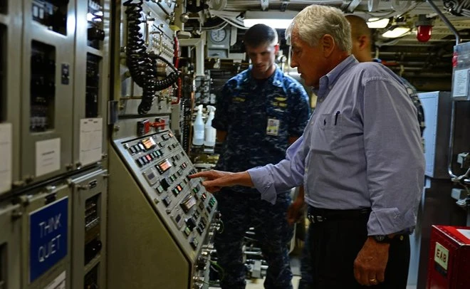  Bộ trưởng Quốc phòng Mỹ thăm tàu ngầm ảnh 3