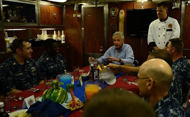  Bộ trưởng Quốc phòng Mỹ thăm tàu ngầm ảnh 6