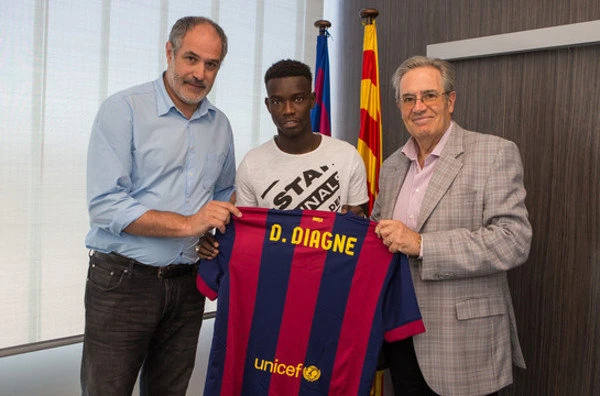 Barca bất ngờ chiêu mộ thành công trung vệ trẻ ảnh 1