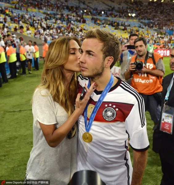 Dàn WAGS tuyển Đức "thưởng nóng" người yêu ngay trên sân ảnh 13