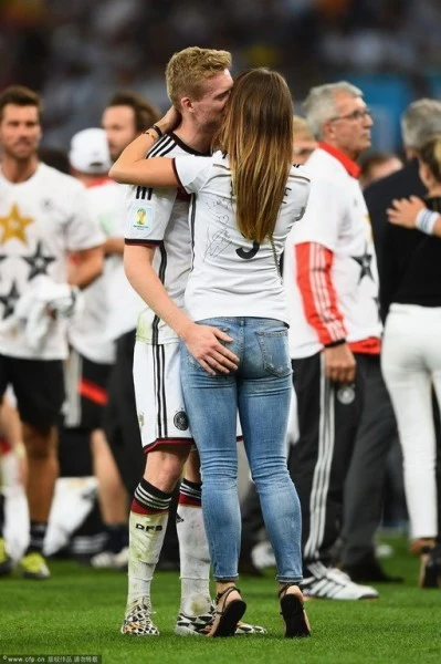 Dàn WAGS tuyển Đức "thưởng nóng" người yêu ngay trên sân ảnh 4