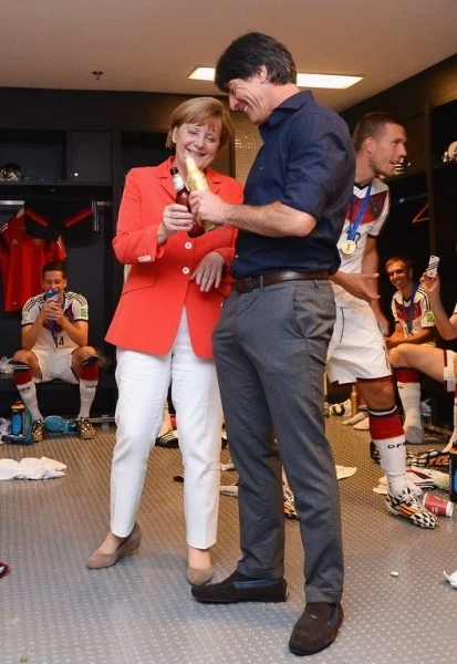 Thủ tướng Merkel vào phòng thay đồ chúc mừng ĐT Đức ảnh 3