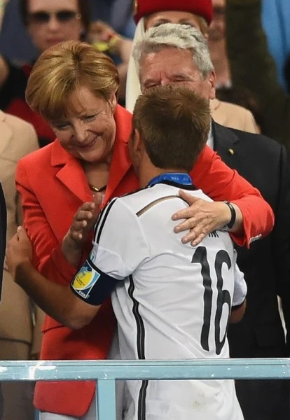 Thủ tướng Merkel vào phòng thay đồ chúc mừng ĐT Đức ảnh 8