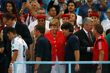 Thủ tướng Merkel vào phòng thay đồ chúc mừng ĐT Đức ảnh 7