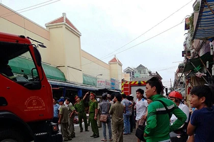 Cháy ki ốt bên trong chợ Hạnh Thông Tây ảnh 2