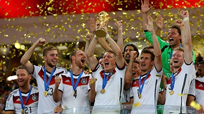 Khoảnh khắc đăng quang đầy cảm xúc của nhà vô địch thế giới Đức ảnh 13