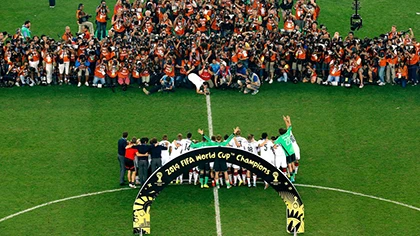 Khoảnh khắc đăng quang đầy cảm xúc của nhà vô địch thế giới Đức ảnh 21