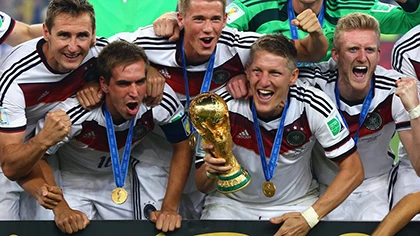 Khoảnh khắc đăng quang đầy cảm xúc của nhà vô địch thế giới Đức ảnh 18