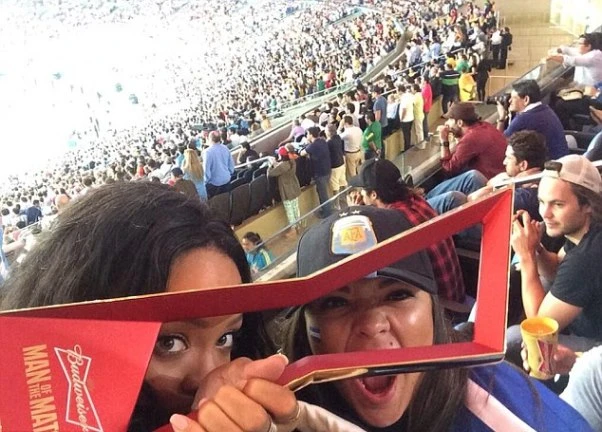 Rihanna bay đêm cùng tuyển thủ Đức ảnh 4