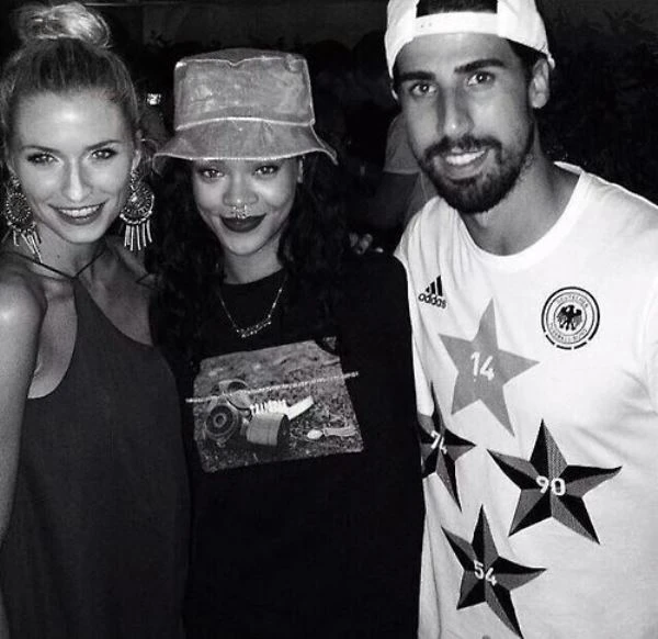 Rihanna bay đêm cùng tuyển thủ Đức ảnh 7