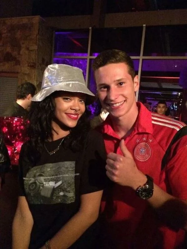 Rihanna bay đêm cùng tuyển thủ Đức ảnh 6