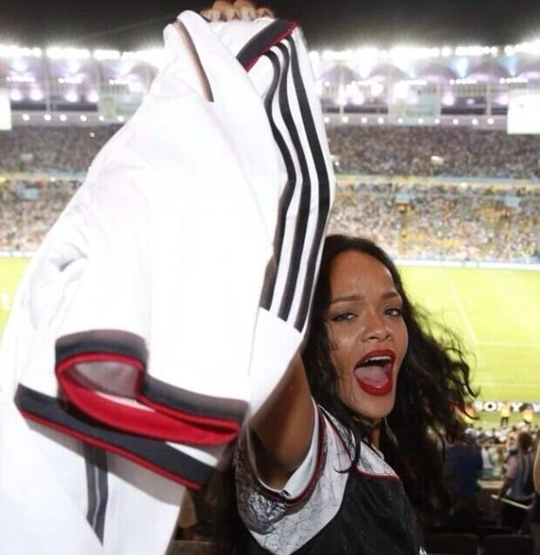 Rihanna bay đêm cùng tuyển thủ Đức ảnh 10