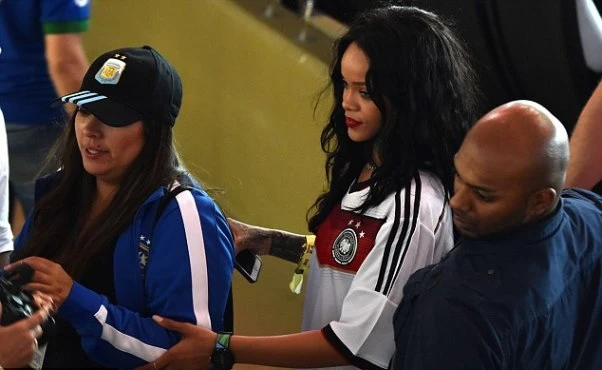 Rihanna bay đêm cùng tuyển thủ Đức ảnh 13