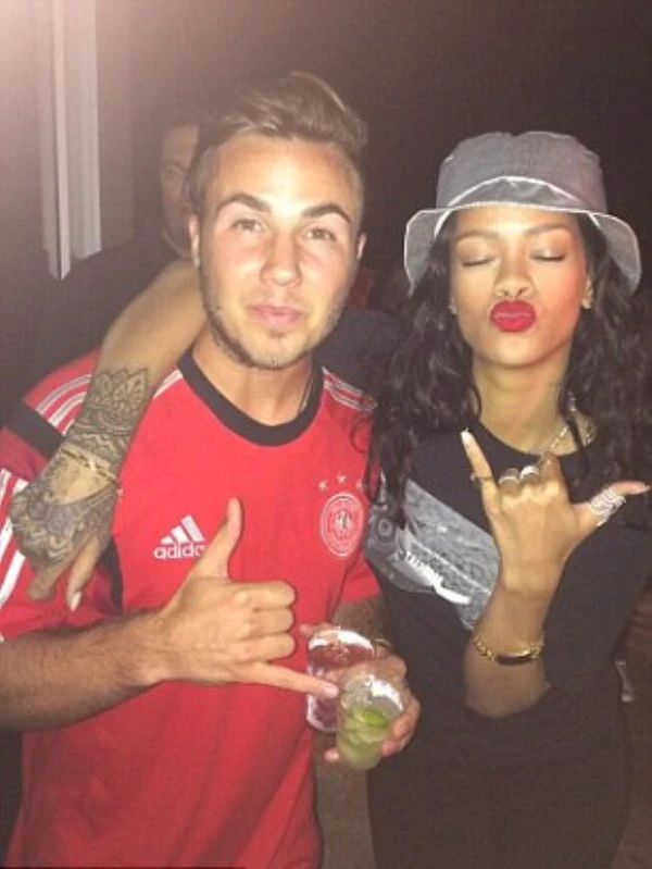 Rihanna bay đêm cùng tuyển thủ Đức ảnh 8