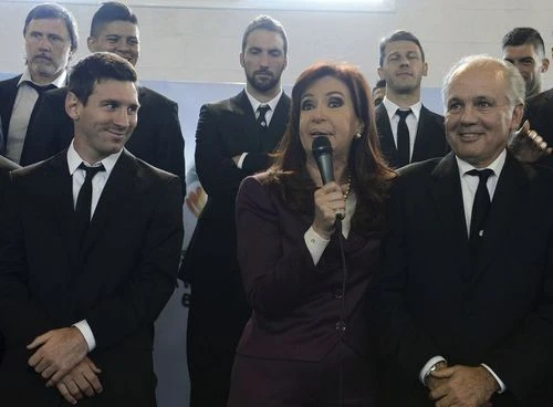 Tổng thống Argentina “đổ thêm dầu” vào… bạo loạn ảnh 1