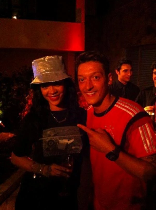 Rihanna bay đêm cùng tuyển thủ Đức ảnh 3