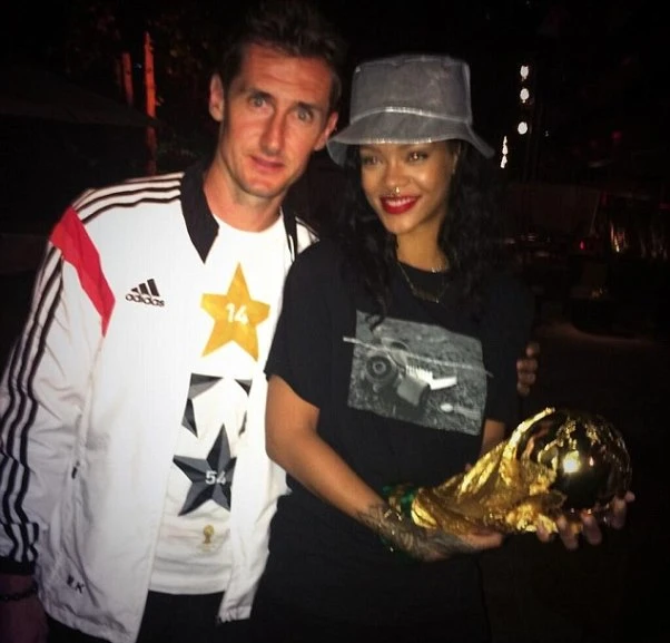 Rihanna bay đêm cùng tuyển thủ Đức ảnh 1