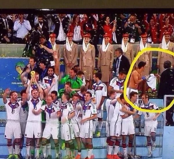 Rihanna bay đêm cùng tuyển thủ Đức ảnh 12