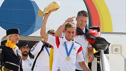 Philipp Lahm chia tay đội tuyển: Người Đức khủng hoảng hậu vệ cánh ảnh 1