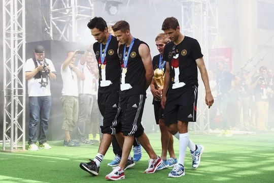  Cầu thủ Đức làm hư cúp vàng thế giới 2014 ảnh 2