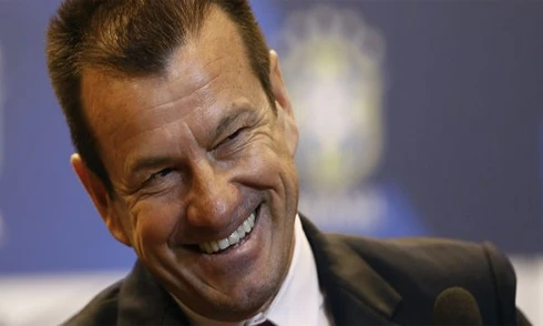 Dunga tươi cười trong cuộc họp báo hôm qua 22/7. Ảnh: AFP. duna-3244-1406052330.jpg