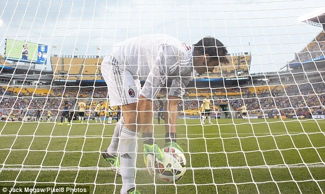 Chỉ sau 26 phút, thủ thành Agazzi phải 4 lần vào lưới nhặt bóng