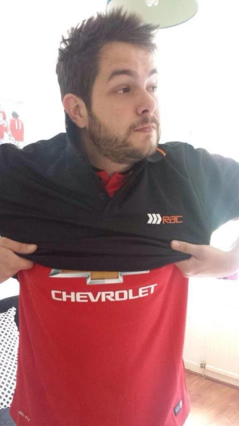 Fan mặc áo đấu của Man United dự tang lễ cha ảnh 2