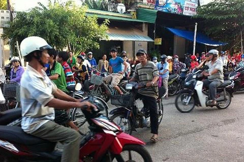 tự thiêu, đại học, trượt, rớt, xăng