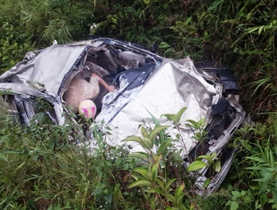 Chiếc xe bị hư hỏng hoàn toàn sau vụ tai nạn