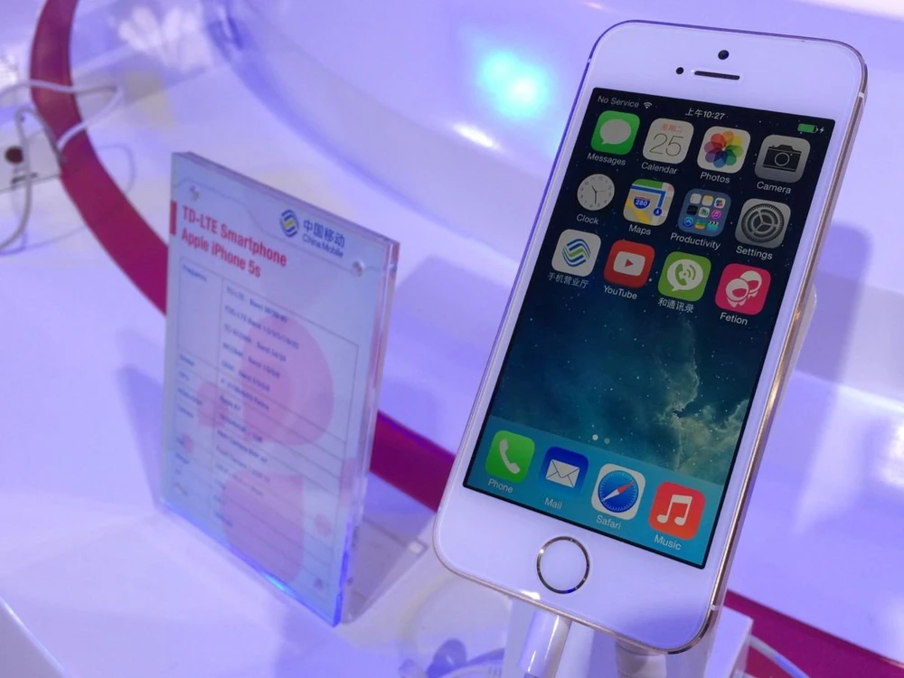 Màn hình chủ thật nhàm chán, nhất là khi so với điện thoại Windows Phone, Android cho phép hiển thị thông tin thời gian thực. Ứng dụng iPhone chỉ làm được một việc là cho biết có bao nhiêu thông báo mới.