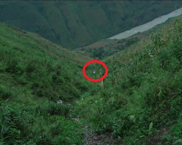 Chiếc xe nằm dưới vực sâu hun hút