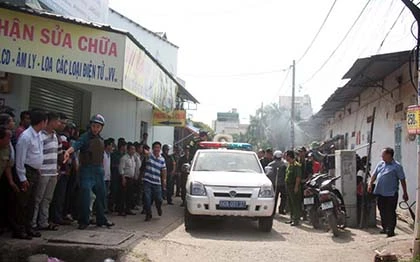 Hình ảnh hiện trường vụ cảnh sát giải cứu nữ con tin bị người tình khống chế ảnh 9