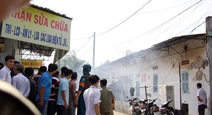 Hình ảnh hiện trường vụ cảnh sát giải cứu nữ con tin bị người tình khống chế ảnh 13