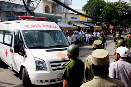 Hình ảnh hiện trường vụ cảnh sát giải cứu nữ con tin bị người tình khống chế ảnh 11