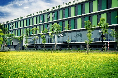 F-Ville còn nổi bật với không gian xanh: cây xanh trong công viên, cây xanh trồng trong giếng trời, cây xanh trên mái nhà, cây xanh ở mặt tiền của toà nhà và cây xanh ngay tại bàn làm việc...