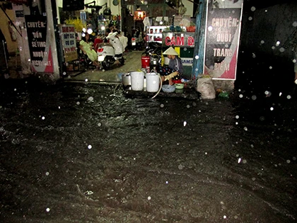 Mưa giông lớn khiến TP.HCM ngập trên diện rộng ảnh 3